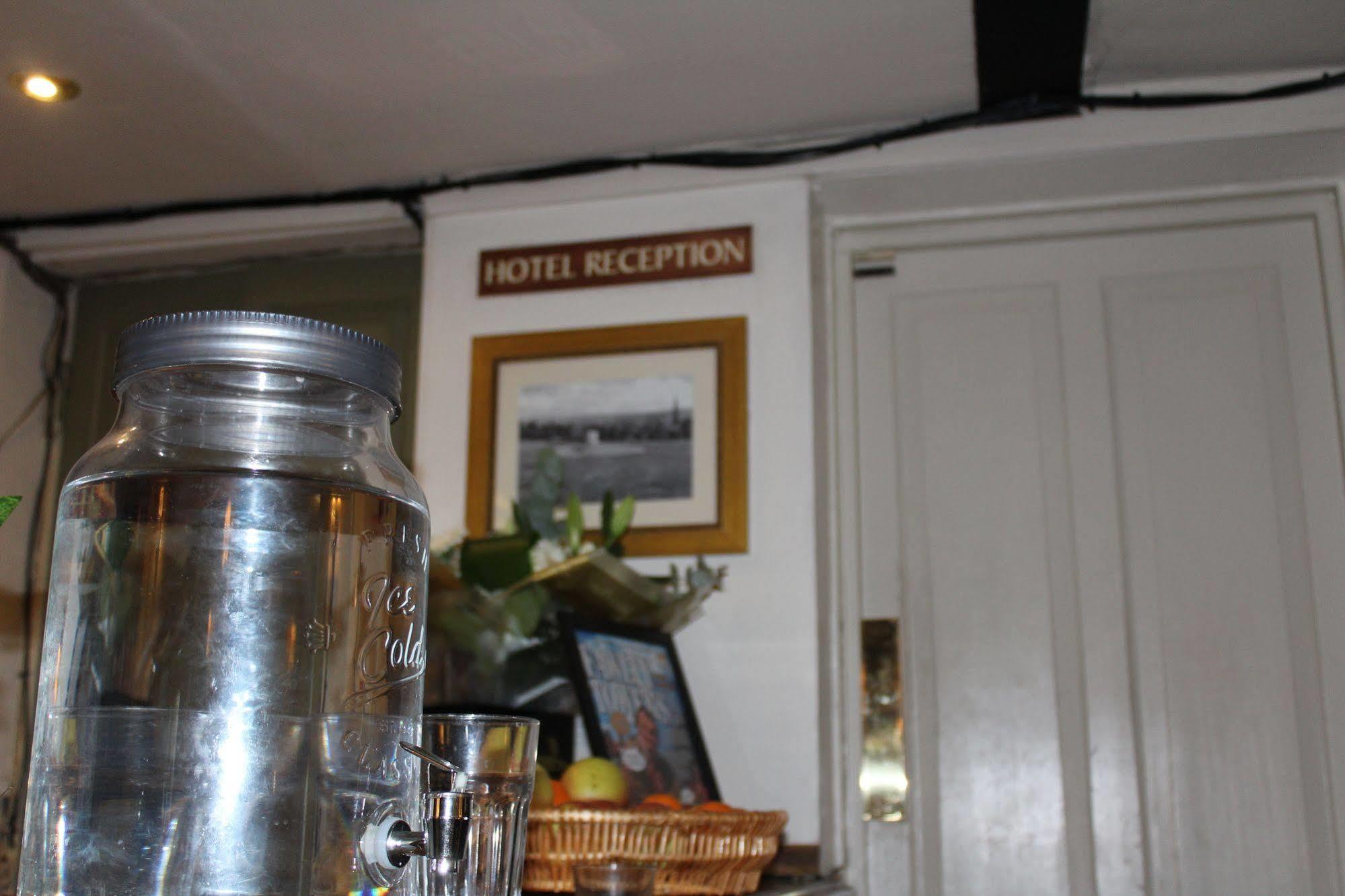 Whyte Harte Hotel Redhill  Exterior foto